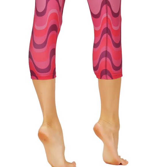 Pink wave ombre yoga capri leggings with pockets - Picture 3 of 6